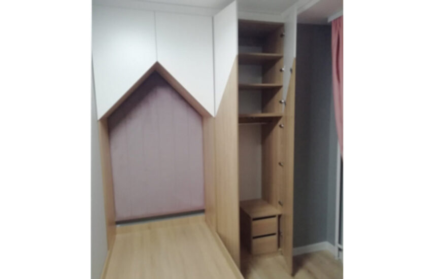 Стол с кроватью и шкафом