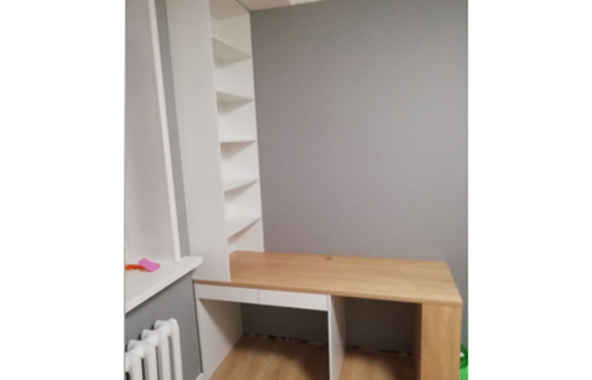 Стол с кроватью и шкафом